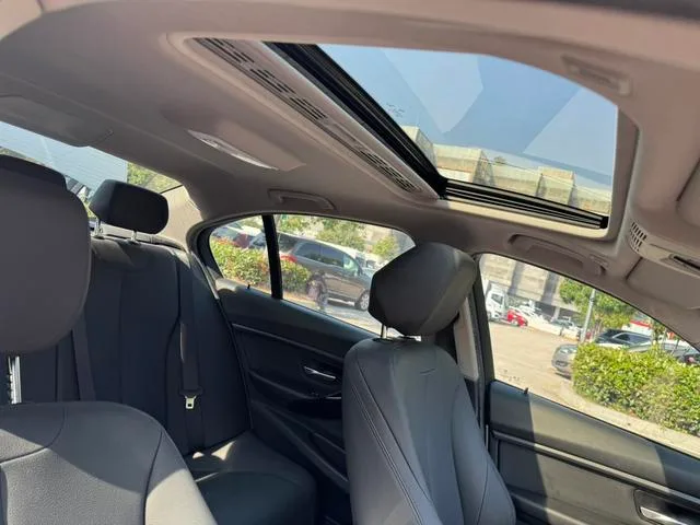 BMW 3 Series 2018 318i interior foto 17