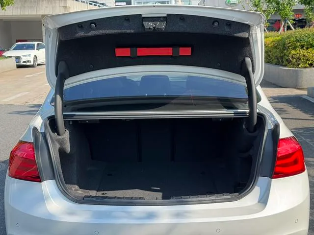 BMW 3 Series 2018 318i interior foto 18