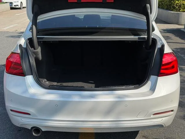 BMW 3 Series 2018 318i interior foto 19