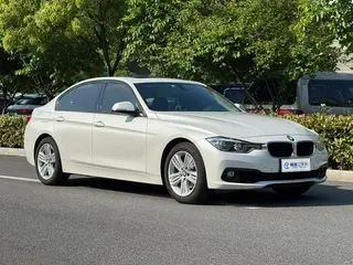 BMW 3 Series 2018 318i interior foto 20