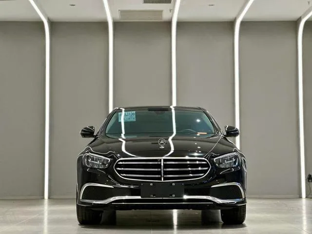 Mercedes-Benz E-Class 2022 E 300 L De lujo Coche exterior foto 2 Mercedes-Benz E-Class 2022 E 300 L De lujo Coche exterior foto 2