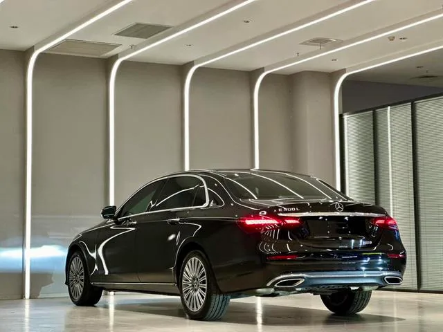 Mercedes-Benz E-Class 2022 E 300 L De lujo Coche exterior foto 4 Mercedes-Benz E-Class 2022 E 300 L De lujo Coche exterior foto 4
