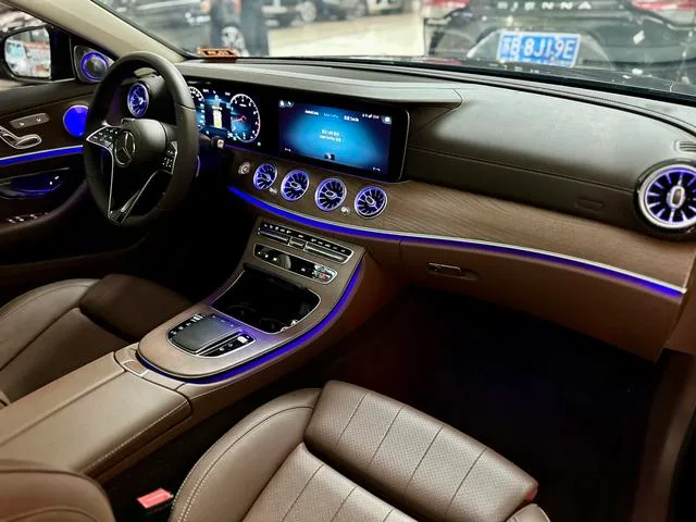 Mercedes-Benz E-Class 2022 E 300 L De lujo Coche interior foto 8 Mercedes-Benz E-Class 2022 E 300 L De lujo Coche interior foto 8