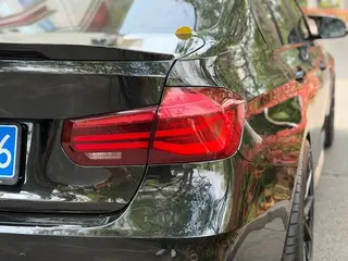 BMW 3 Series 2018 320i M Sports Obsidian Night Edition interior photo 12