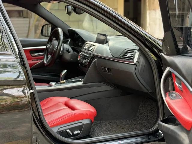 BMW 3 Series 2018 320i M Sports Obsidian Night Edition interior photo 18