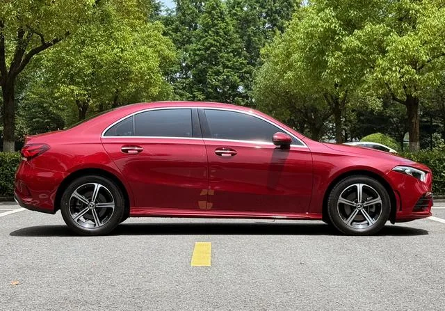 Mercedes-Benz A-Class 2022 Segundo cambio A 200 L Edición de moda de coche deportivo exterior foto 4