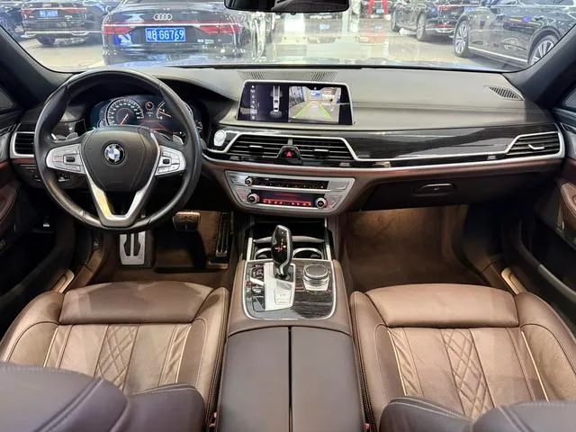 BMW 7 Series 2018 740Li Лидирующий M Спортивный костюм экстерьер фото 7