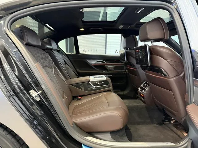 BMW 7 Series 2018 740Li Лидирующий M Спортивный костюм интерьер фото 10