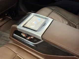 BMW 7 Series 2018 740Li Лидирующий M Спортивный костюм интерьер фото 11