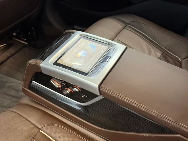 BMW 7 Series 2018 740Li Лидирующий M Спортивный костюм интерьер фото 11