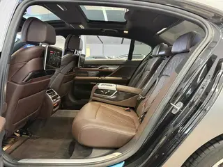 BMW 7 Series 2018 740Li Лидирующий M Спортивный костюм интерьер фото 12