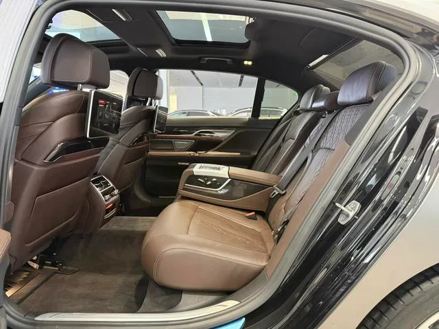 BMW 7 Series 2018 740Li Лидирующий M Спортивный костюм интерьер фото 12