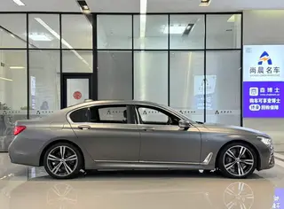 BMW 7 Series 2018 740Li Лидирующий M Спортивный костюм интерьер фото 17