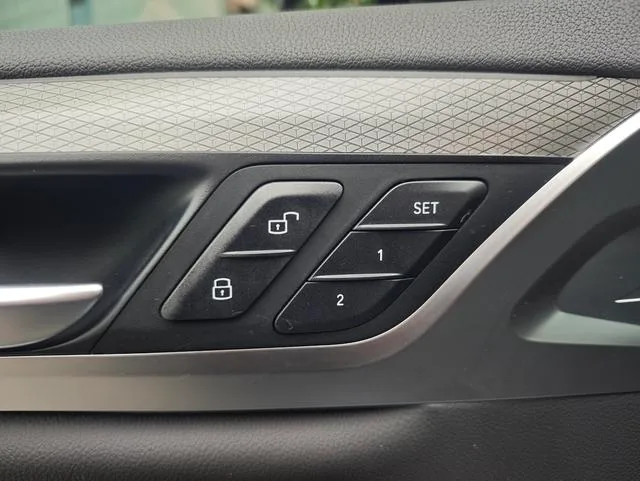 BMW X4 2020 xDrive25i M Sports suit interior photo 16