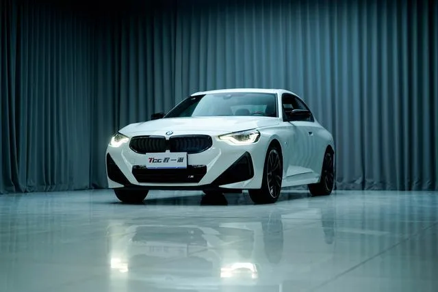 BMW 2 Series 2025 M240i xDrive Coupé extérieur photo 3