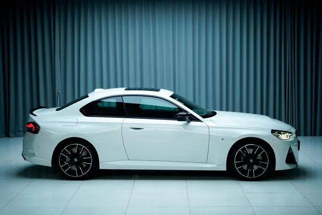 BMW 2 Series 2025 M240i xDrive Coupé intérieur photo 6
