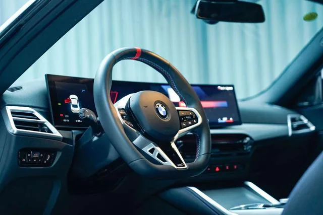 BMW 2 Series 2025 M240i xDrive Coupé intérieur photo 8