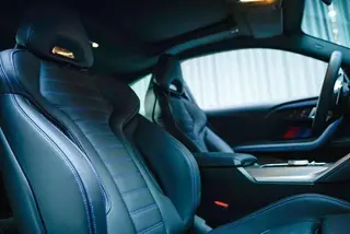 BMW 2 Series 2025 M240i xDrive Coupé intérieur photo 9