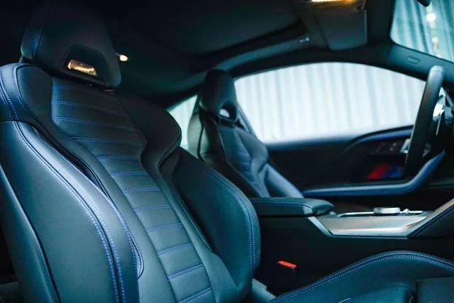 BMW 2 Series 2025 M240i xDrive Coupé intérieur photo 9