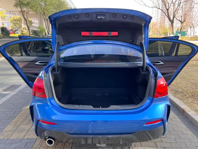 BMW 1 Series 2019 118i M Sports suit interior photo 15