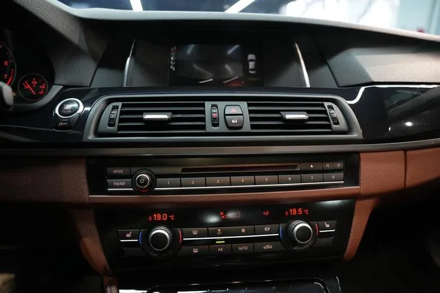 BMW 5 Series 2017 520Li Elegant style interior photo 17