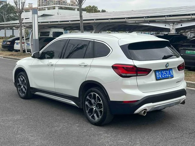 BMW X1 2021 sDrive20Li Премиум-класса интерьер фото 11