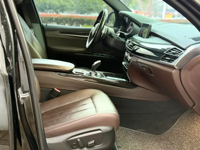 BMW X5 2017 xDrive35i Leading Type interior photo 10