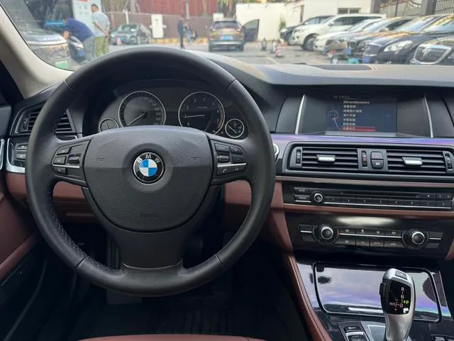BMW 5 Series 2014 520Li Elegant style interior photo 9