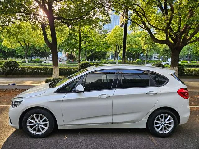 BMW 2 Series Touring 2016 218i Estilo de moda exterior foto 3