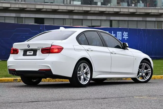 BMW 3 Series 2017 320i M Sporty exterior photo 4