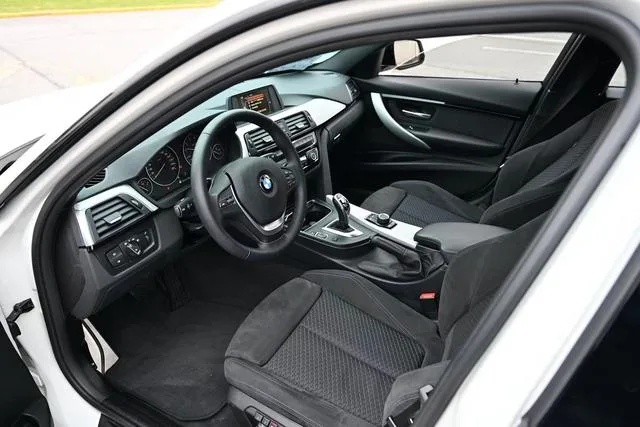 BMW 3 Series 2017 320i M Sporty exterior photo 5