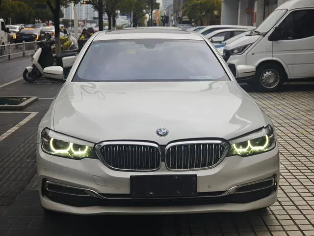 BMW 5 Series 2020 525Li Luxury Set exterior photo 2