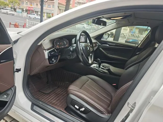 BMW 5 Series 2020 525Li Luxury Set interior photo 8