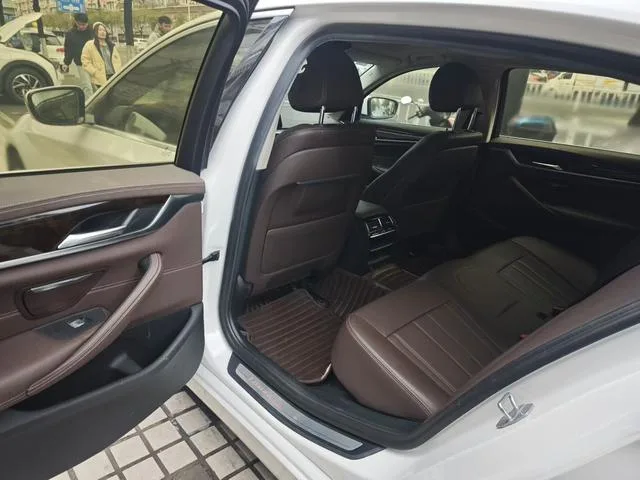 BMW 5 Series 2020 525Li Luxury Set interior photo 9