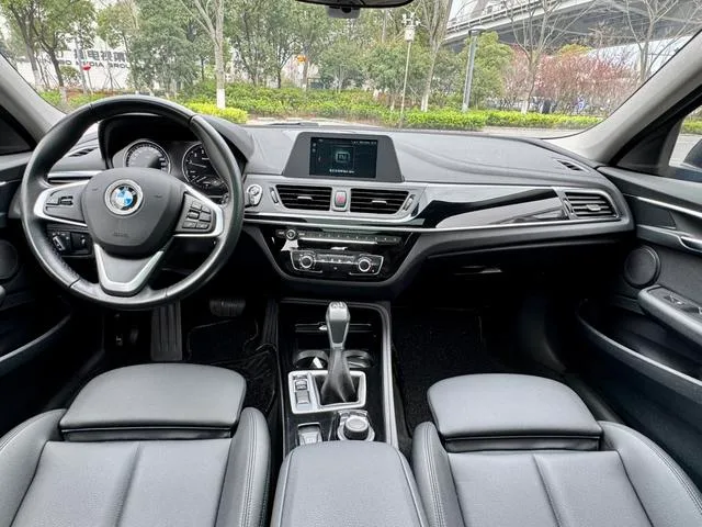 BMW 1 Series 2018 118i Sportif extérieur photo 6 BMW 1 Series 2018 118i Sportif extérieur photo 6