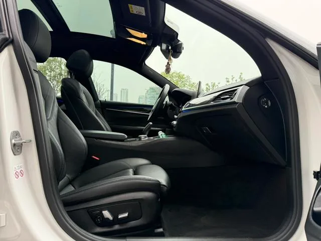 BMW 6 Series GT 2019 630i M Sports suit interior photo 9
