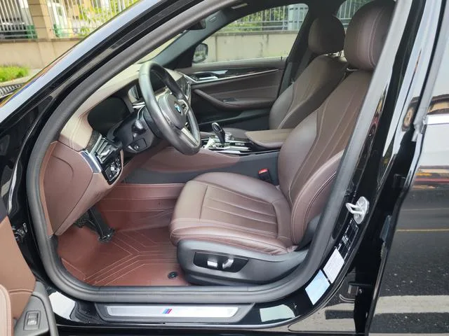BMW 5 Series 2020 525Li M Conjunto deportivo exterior foto 4