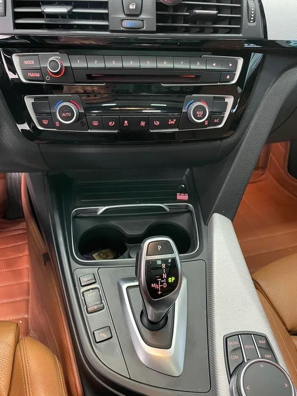 BMW 3 Series GT 2019 320i M Sportif intérieur photo 13 BMW 3 Series GT 2019 320i M Sportif intérieur photo 13