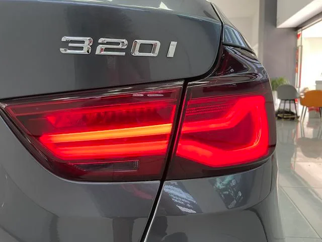 BMW 3 Series GT 2019 320i M Sportif intérieur photo 20 BMW 3 Series GT 2019 320i M Sportif intérieur photo 20