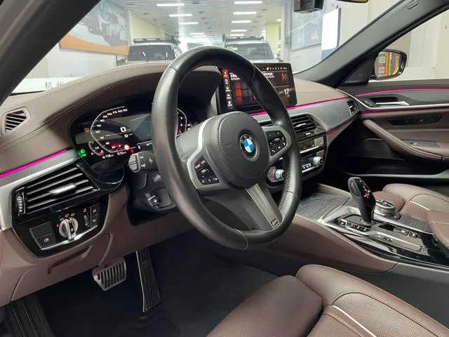 BMW 5 Series 2022 Вторичная модификация 530Li Премиум-класса M Спортивный костюм интерьер фото 11