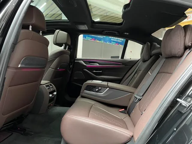 BMW 5 Series 2022 Вторичная модификация 530Li Премиум-класса M Спортивный костюм интерьер фото 13