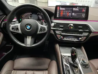 BMW 5 Series 2022 Вторичная модификация 530Li Премиум-класса M Спортивный костюм интерьер фото 15