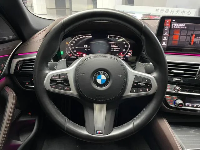BMW 5 Series 2022 Вторичная модификация 530Li Премиум-класса M Спортивный костюм интерьер фото 16