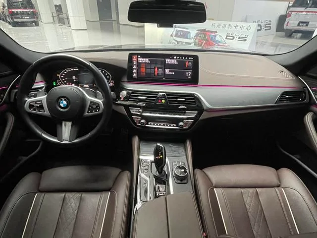 BMW 5 Series 2022 Вторичная модификация 530Li Премиум-класса M Спортивный костюм интерьер фото 17