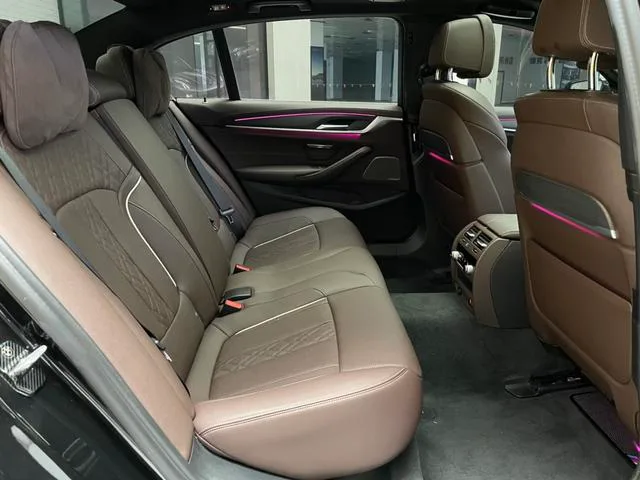 BMW 5 Series 2022 Вторичная модификация 530Li Премиум-класса M Спортивный костюм интерьер фото 18