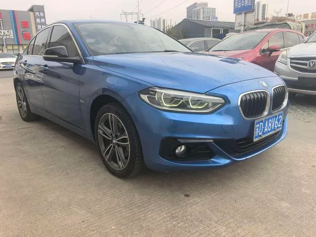 BMW 1 Series 2018 118i Sporty exterior photo 3