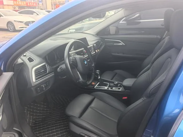 BMW 1 Series 2018 118i Sporty exterior photo 6