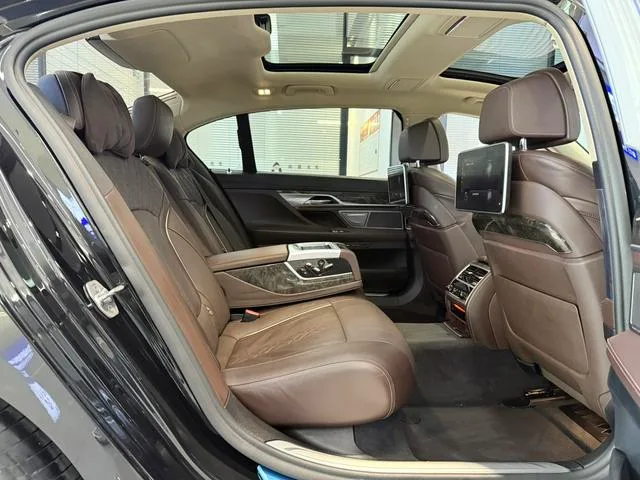 BMW 7 Series 2018 730Li Premium Class Excellence Set interior photo 10