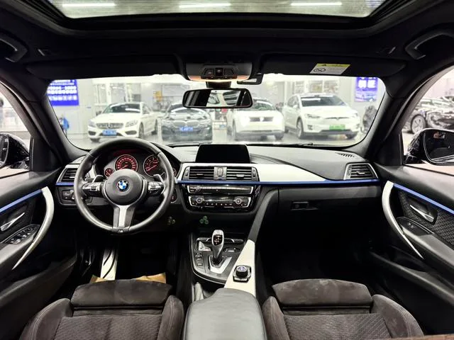 BMW 3 Series 2018 320i M Sports suit interior photo 11