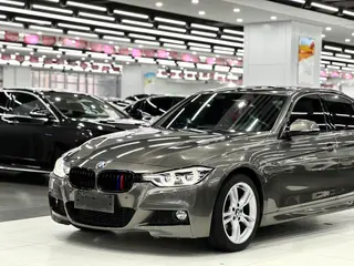 BMW 3 Series 2018 320i M Sports suit interior photo 12